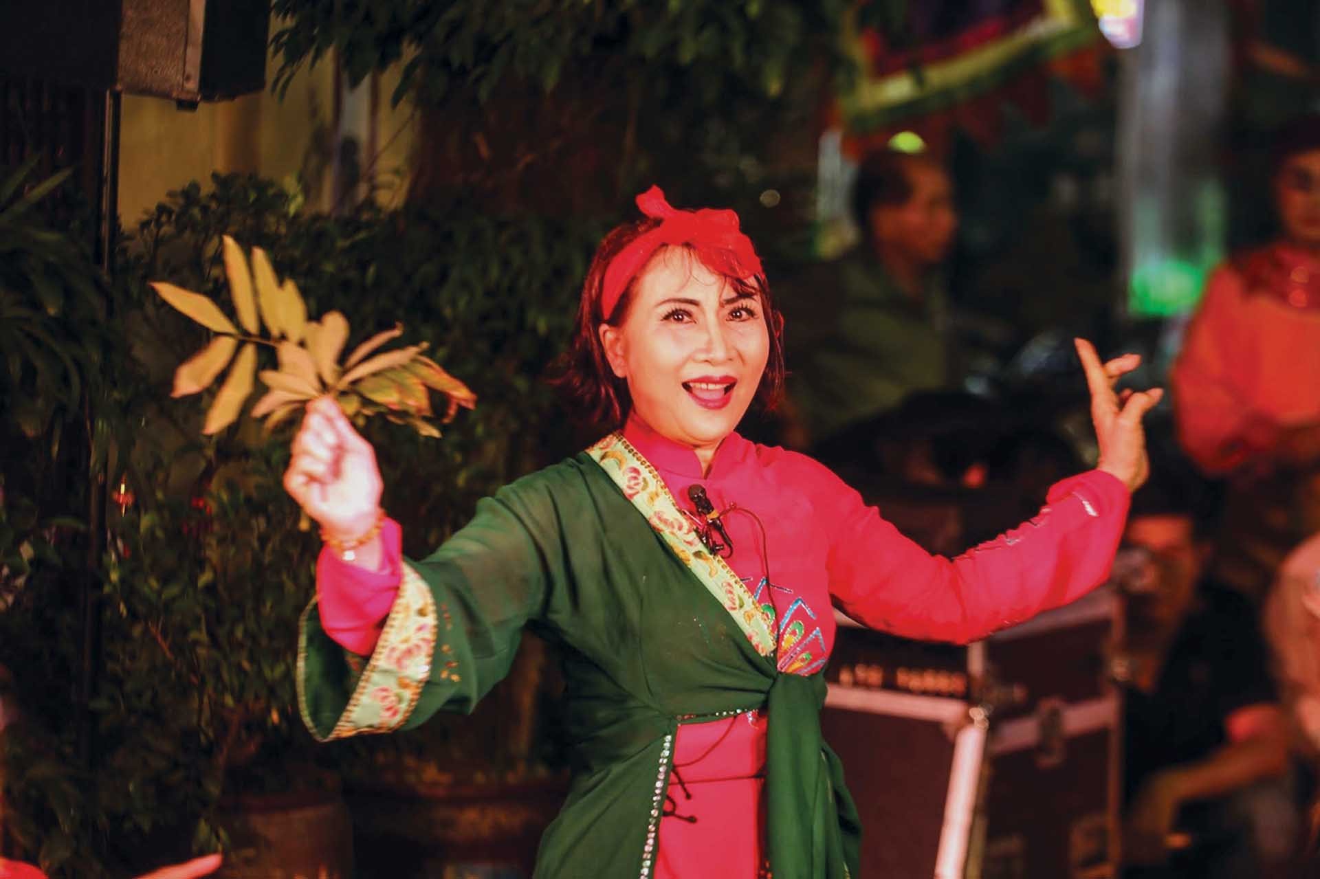 NSND Hương Thơm luôn trăn trở với nỗi lo lớn nhất là nghệ thuật Tuồng ngày càng thiếu vắng khán giả trẻ. (Ảnh: Phương Anh) NSND Hương Thơm luôn trăn trở với nỗi lo lớn nhất là nghệ thuật Tuồng ngày càng thiếu vắng khán giả trẻ. (Ảnh: Phương Anh)