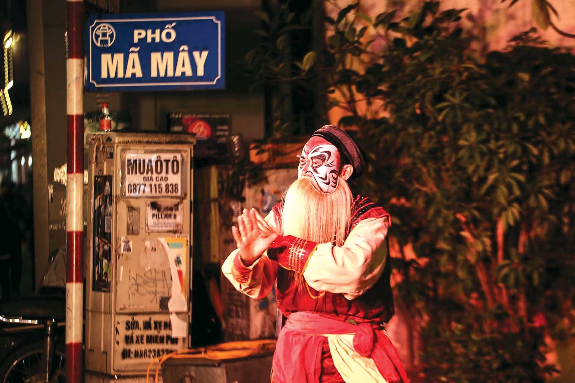 Màn biểu diễn của nghệ sĩ Tuồng trên phố Mã Mây. (Ảnh: Phương Anh) Màn biểu diễn của nghệ sĩ Tuồng trên phố Mã Mây. (Ảnh: Phương Anh)