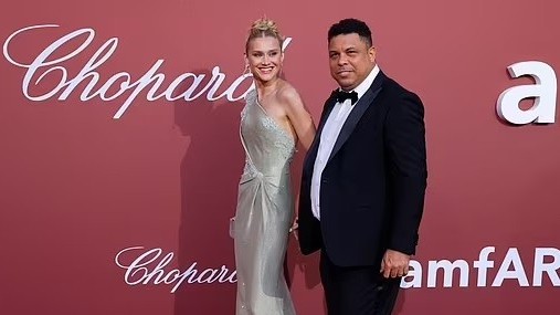 Huyền thoại Ro béo tháp tùng vợ kém 14 tuổi dự LHP Cannes 2024