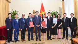 Bộ Ngoại giao trao quyết định bổ nhiệm Quyền Giám đốc FOSET và Phó Vụ trưởng Vụ Thông tin Báo chí