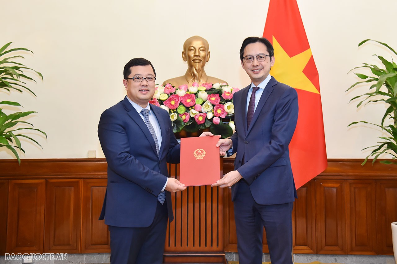 Tại buổi lễ, Thứ trưởng Ngoại giao Đỗ Hùng Việt trao quyết định điều động ông Ngô Quang Anh, Phó Vụ trưởng, Vụ Biên phiên dịch đối ngoại, nhận công tác tại Học viện Ngoại giao và phân công ông Ngô Quang Anh làm Quyền Giám đốc, Trung tâm Đào tạo, bồi dưỡng cán bộ đối ngoại (FOSET), Học viện Ngoại giao. Tại buổi lễ, Thứ trưởng Ngoại giao Đỗ Hùng Việt trao quyết định điều động ông Ngô Quang Anh, Phó Vụ trưởng, Vụ Biên phiên dịch đối ngoại, nhận công tác tại Học viện Ngoại giao và phân công ông Ngô Quang Anh làm Quyền Giám đốc, Trung tâm Đào tạo, bồi dưỡng cán bộ đối ngoại (FOSET), Học viện Ngoại giao.