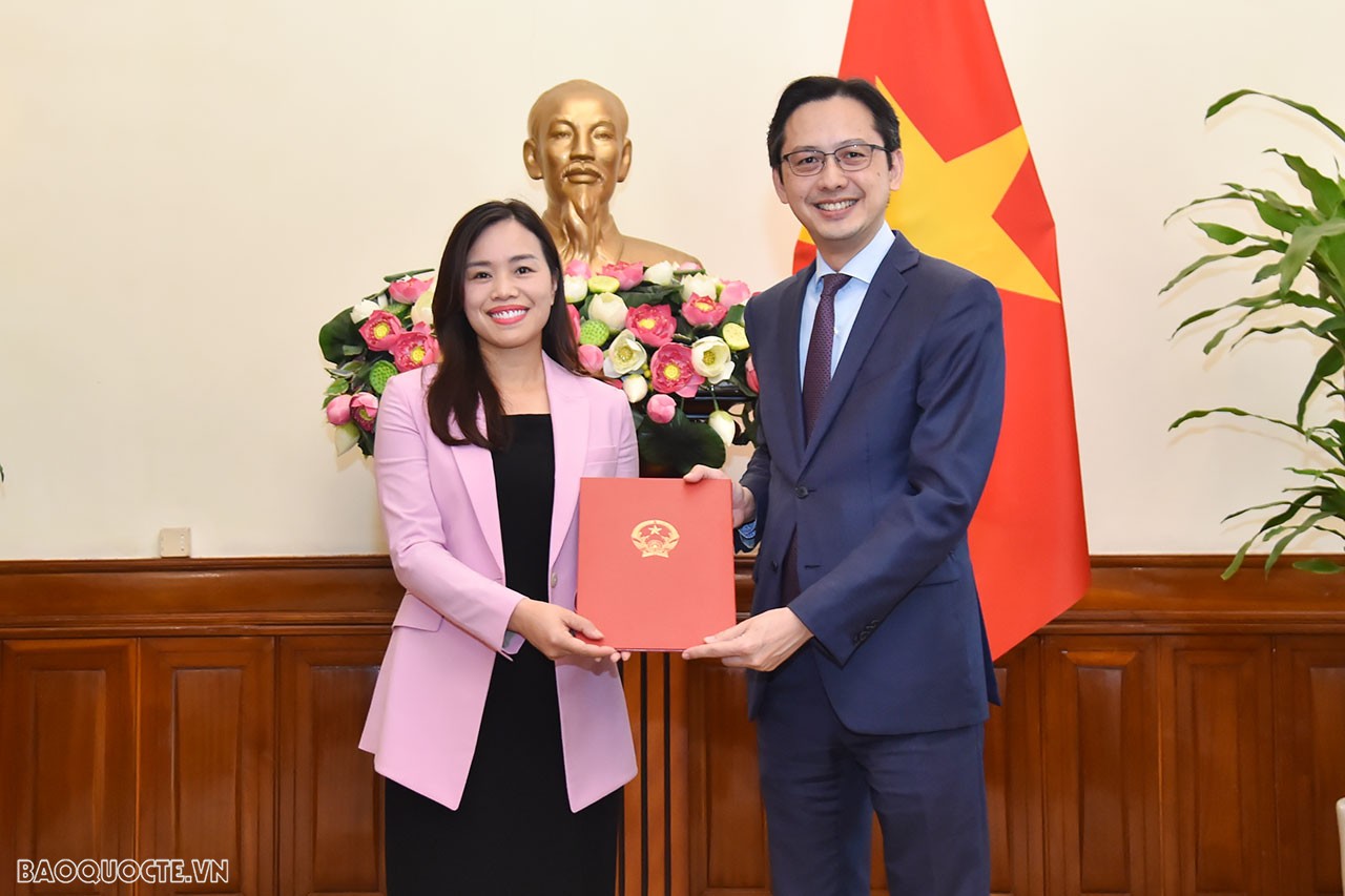 Thứ trưởng Ngoại giao Đỗ Hùng Việt trao quyết định tiếp nhận và điều động, bà Lê Thị Minh Thoa, nguyên Tham tán Công sứ, Phó Đại diện Thường trực - Người thứ 2, Phái đoàn Đại diện Thường trực Việt Nam tại Liên hợp quốc, kết thúc nhiệm kỳ về nước, giữ chức Phó Vụ trưởng, Vụ Thông tin Báo chí. Thứ trưởng Ngoại giao Đỗ Hùng Việt trao quyết định tiếp nhận và điều động, bà Lê Thị Minh Thoa, nguyên Tham tán Công sứ, Phó Đại diện Thường trực - Người thứ 2, Phái đoàn Đại diện Thường trực Việt Nam tại Liên hợp quốc, kết thúc nhiệm kỳ về nước, giữ chức Phó Vụ trưởng, Vụ Thông tin Báo chí.