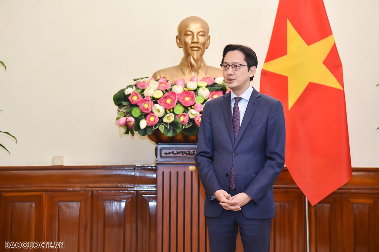 Chúc mừng các cán bộ vừa nhận quyết định, Thứ trưởng Ngoại giao Đỗ Hùng Việt khẳng định, đây là sự tin tưởng của Ban thường vụ Đảng ủy Bộ, Lãnh đạo Bộ với các cán bộ nhận quyết định lần này. Cho rằng, đây là những cán bộ dày dạn kinh nghiệm công tác, được chuyển sang vị trí công tác mới tại các đơn vị là “bộ mặt của Bộ”. Với FOSET là nơi đào tạo, bồi dưỡng cán bộ đối ngoại của các bộ/ngành và địa phương. Với Vụ Thông tin Báo chí là nơi thường xuyên tiếp xúc với các phóng viên trong và ngoài nước hoạt động thông tin đối ngoại. Chúc mừng các cán bộ vừa nhận quyết định, Thứ trưởng Ngoại giao Đỗ Hùng Việt khẳng định, đây là sự tin tưởng của Ban thường vụ Đảng ủy Bộ, Lãnh đạo Bộ với các cán bộ nhận quyết định lần này. Cho rằng, đây là những cán bộ dày dạn kinh nghiệm công tác, được chuyển sang vị trí công tác mới tại các đơn vị là “bộ mặt của Bộ”. Với FOSET là nơi đào tạo, bồi dưỡng cán bộ đối ngoại của các bộ/ngành và địa phương. Với Vụ Thông tin Báo chí là nơi thường xuyên tiếp xúc với các phóng viên trong và ngoài nước hoạt động thông tin đối ngoại.