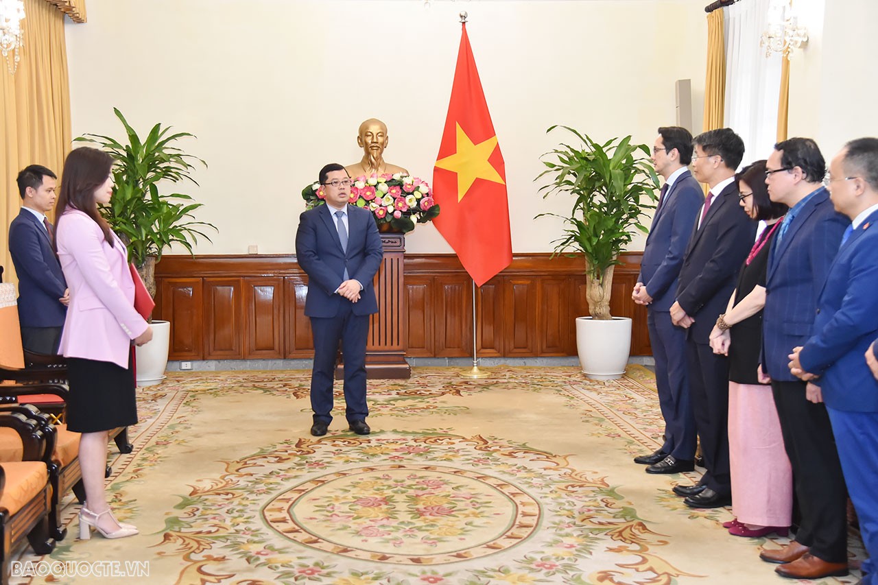 Thay mặt bà Lê Thị Minh Thoa, ông Ngô Quang Anh khẳng định sẽ tiếp tục đóng góp hết mình, hoàn thành xuất sắc các nhiệm vụ được giao, góp phần xây dựng ngành Ngoại giao ngày càng phát triển, xứng đáng với sự tin tưởng của Bộ trưởng và tập thể Lãnh đạo Bộ. Thay mặt bà Lê Thị Minh Thoa, ông Ngô Quang Anh khẳng định sẽ tiếp tục đóng góp hết mình, hoàn thành xuất sắc các nhiệm vụ được giao, góp phần xây dựng ngành Ngoại giao ngày càng phát triển, xứng đáng với sự tin tưởng của Bộ trưởng và tập thể Lãnh đạo Bộ.