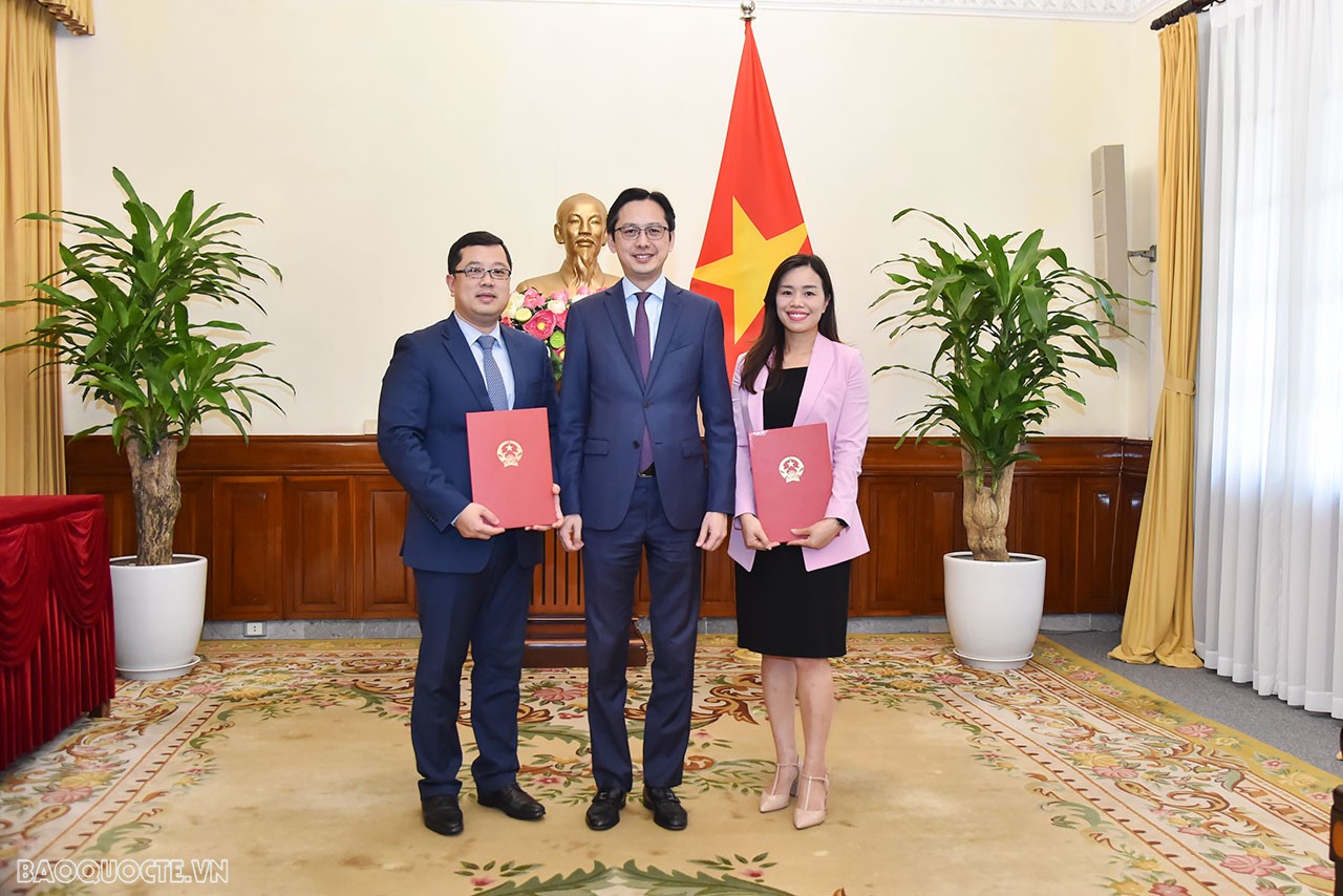 Thứ trưởng tin tưởng, với kinh nghiệm và năng lực của mình, các cán bộ được điều động, phân công công tác lần này sẽ tiếp tục nỗ lực hơn nữa để xây dựng đơn vị đoàn kết, phát triển, đóng góp hiệu quả vào công tác chuyên môn, góp phần đưa công tác của Bộ và đơn vị ngày càng phát triển. Thứ trưởng tin tưởng, với kinh nghiệm và năng lực của mình, các cán bộ được điều động, phân công công tác lần này sẽ tiếp tục nỗ lực hơn nữa để xây dựng đơn vị đoàn kết, phát triển, đóng góp hiệu quả vào công tác chuyên môn, góp phần đưa công tác của Bộ và đơn vị ngày càng phát triển.