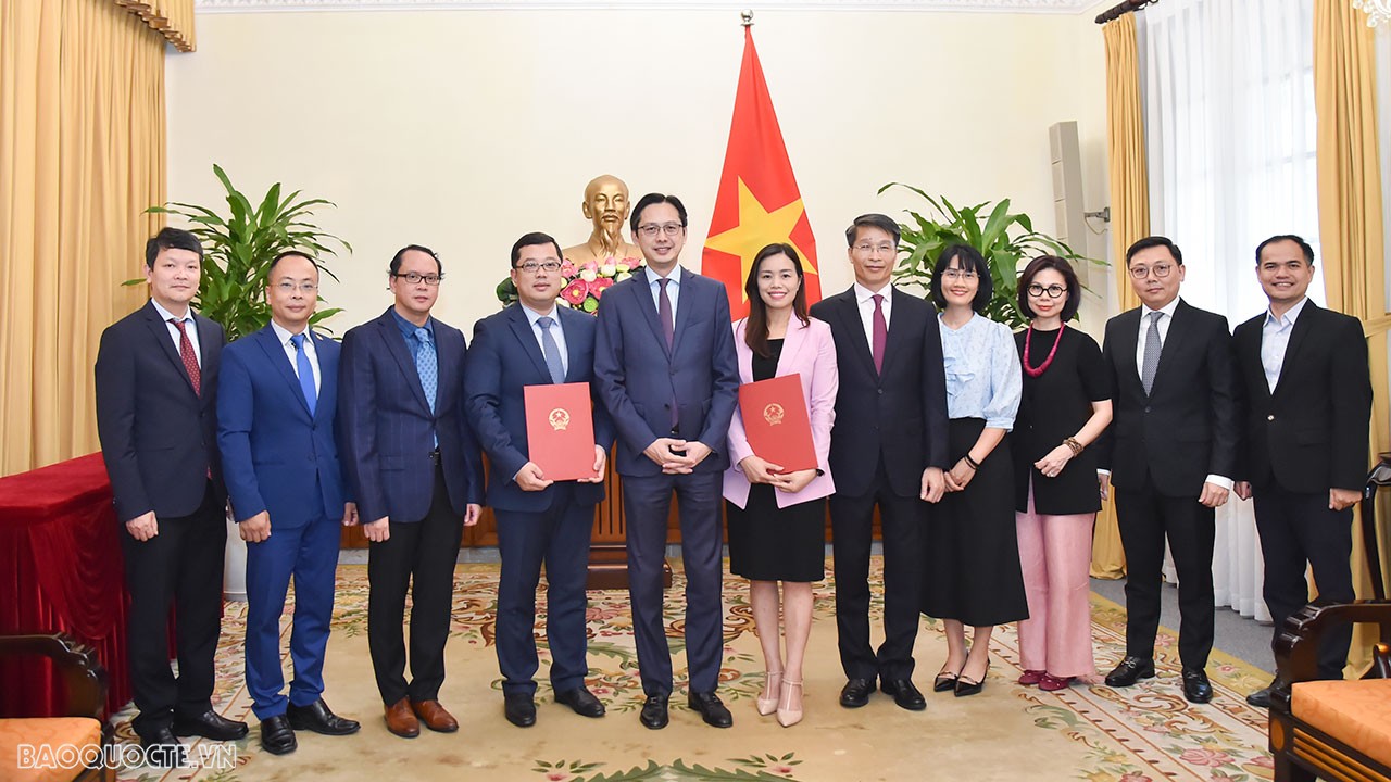 Tham dự buổi lễ trao quyết định có lãnh đạo các đơn vị chức năng của Bộ Ngoại giao. Tham dự buổi lễ trao quyết định có lãnh đạo các đơn vị chức năng của Bộ Ngoại giao.