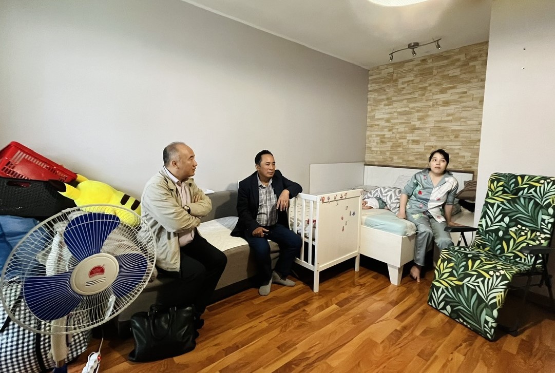 Lãnh đạo Uỷ ban Nhà nước về NVNONN trực tiếp thăm hỏi, động viên bà con trong vụ cháy tại Ba Lan Lãnh đạo Uỷ ban Nhà nước về NVNONN trực tiếp thăm hỏi, động viên bà con trong vụ cháy tại Ba Lan