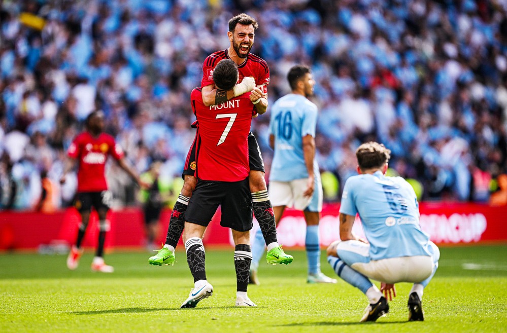 Cầu thủ MU vỡ òa sau khi hạ bệ Man City 2-1, đăng quang FA Cup 2023/24