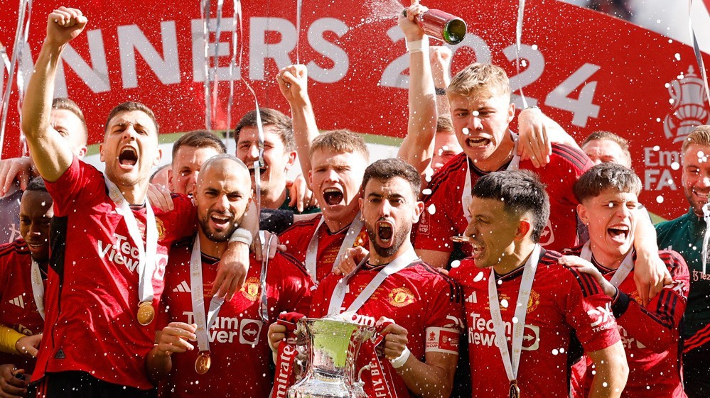 Cầu thủ MU vỡ òa sau khi hạ bệ Man City 2-1, đăng quang FA Cup 2023/24