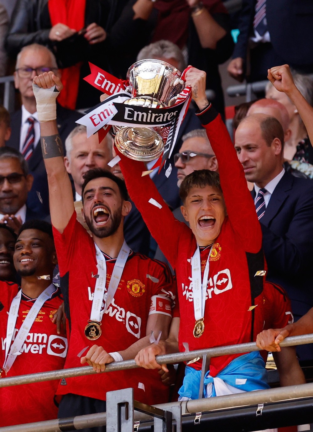 Cầu thủ MU vỡ òa sau khi hạ bệ Man City 2-1, đăng quang FA Cup 2023/24