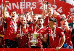 Cầu thủ MU vỡ òa sau khi hạ bệ Man City 2-1, đăng quang FA Cup 2023/24