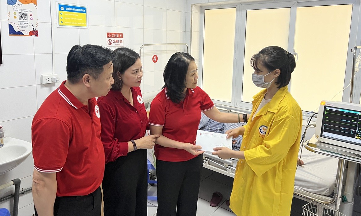 Vụ cháy nhà trọ ở Trung Kính: Hội Chữ thập đỏ Việt Nam hỗ trợ khẩn nạn nhân Vụ cháy nhà trọ ở Trung Kính: Hội Chữ thập đỏ Việt Nam hỗ trợ khẩn nạn nhân