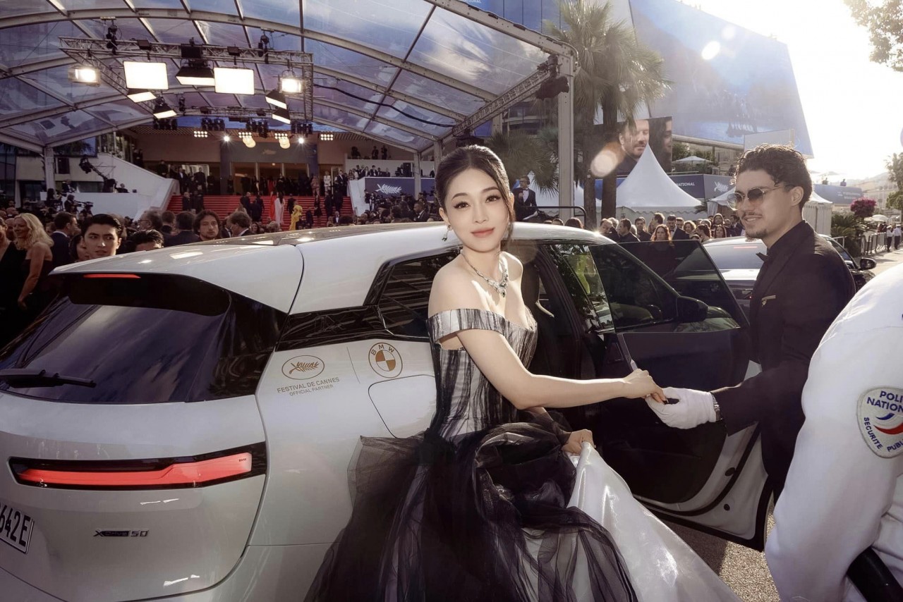 Á hậu Phương Nga