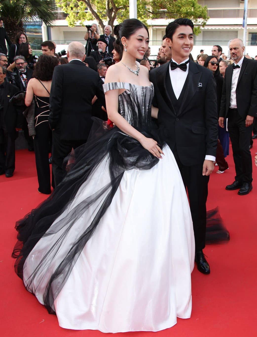Á hậu Phương Nga sánh bước bên ông xã tại LHP Cannes 2024