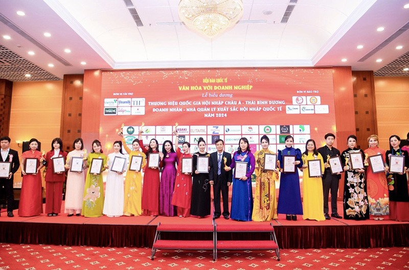 Các nữ doanh nhân HWLN được vinh danh.