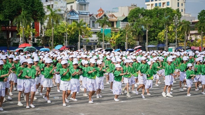 Gần 8.000 người tham dự Ngày Olympic trẻ em và phát động toàn dân tập luyện môn bơi phòng, chống đuối nước