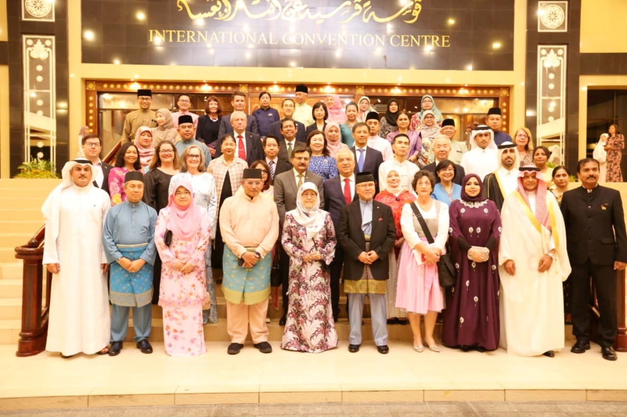 Ảnh 1 Công chúa Brunei Hajah Masna và Bộ trưởng Ngoại giao Erywan chụp ảnh cùng Đại sứ các nước tại sự kiện Ảnh 1 Công chúa Brunei Hajah Masna và Bộ trưởng Ngoại giao Erywan chụp ảnh cùng Đại sứ các nước tại sự kiện