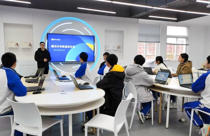 Học sinh tham dự “Lớp học tương lai” ở Thiều Quan, tỉnh Quảng Đông. Ảnh: Tân Hoa Xã