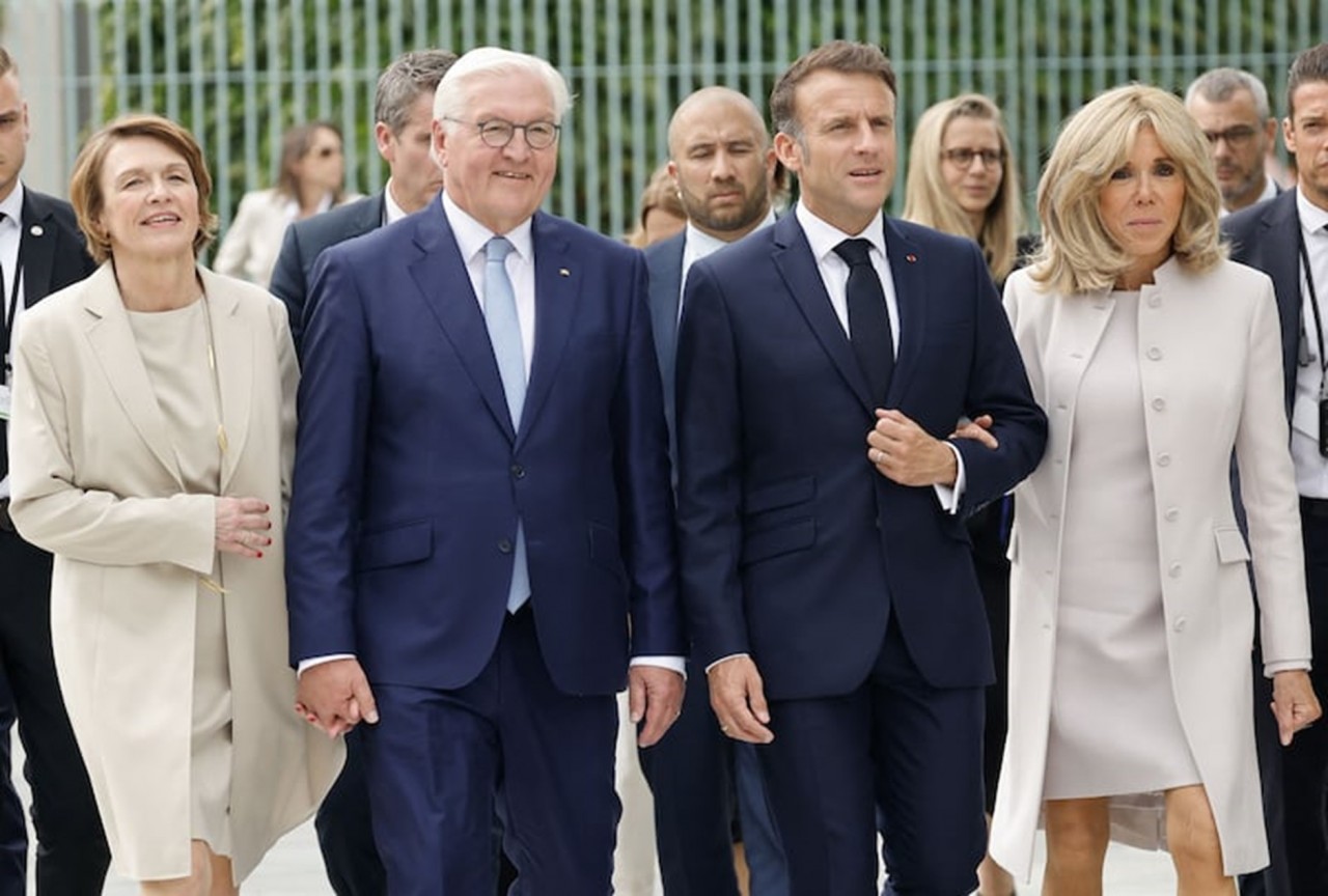 Hoạt động mở màn cho chuyến thăm lần này là cuộc gặp giữa Tổng thống Macron với người đồng cấp Đức - ông Frank-Walter Steinmeier tại dinh tổng thống Schloss Bellevu, thủ đô Berlin. (Nguồn: AFP) Hoạt động mở màn cho chuyến thăm lần này là cuộc gặp giữa Tổng thống Macron với người đồng cấp Đức - ông Frank-Walter Steinmeier tại dinh tổng thống Schloss Bellevu, thủ đô Berlin. (Nguồn: AFP)