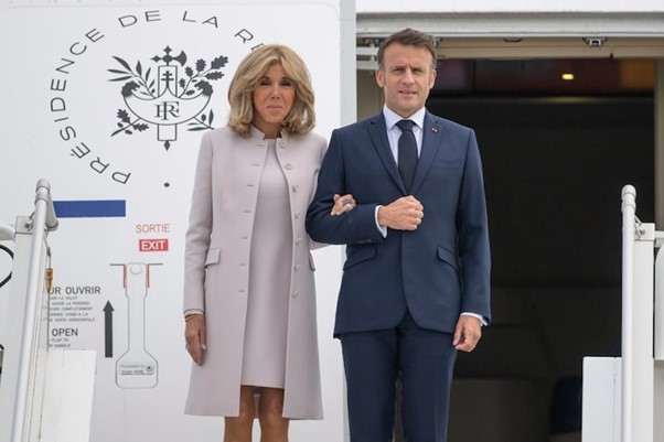 Tổng thống Pháp Emmanuel Macron và phu nhân Brigitte Macron đến sân bay Berlin vào chiều 26/5, theo lời mời của người đồng cấp Đức Frank-Walter Steinmeier. (Nguồn: AP) Tổng thống Pháp Emmanuel Macron và phu nhân Brigitte Macron đến sân bay Berlin vào chiều 26/5, theo lời mời của người đồng cấp Đức Frank-Walter Steinmeier. (Nguồn: AP)