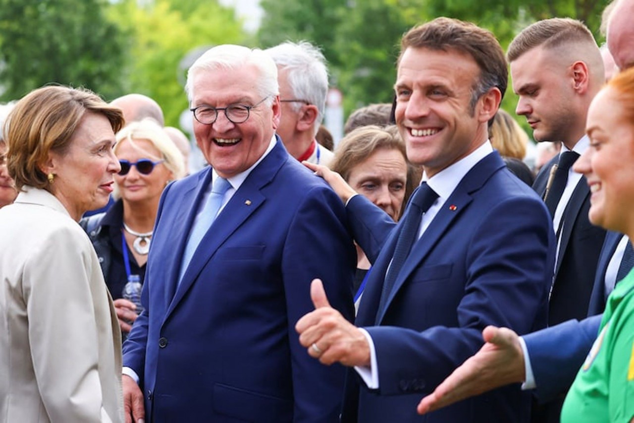 Tổng thống Macron tuyên bố: “Chúng tôi luôn phối hợp thảo luận” còn Tổng thống Steinmeier cho rằng tình bạn Đức-Pháp không gặp trở ngại, bất chấp mọi khác biệt về quan điểm, hai bên luôn “tìm ra cách để cùng nhau đi tới đích”. (Nguồn: Reuters) Tổng thống Macron tuyên bố: “Chúng tôi luôn phối hợp thảo luận” còn Tổng thống Steinmeier cho rằng tình bạn Đức-Pháp không gặp trở ngại, bất chấp mọi khác biệt về quan điểm, hai bên luôn “tìm ra cách để cùng nhau đi tới đích”. (Nguồn: Reuters)