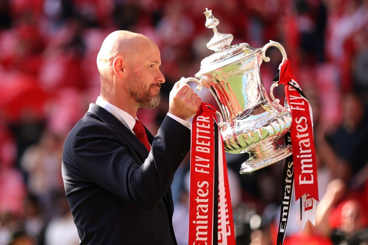 MU vô địch FA Cup, người hâm mộ ủng hộ HLV Erik ten Hag