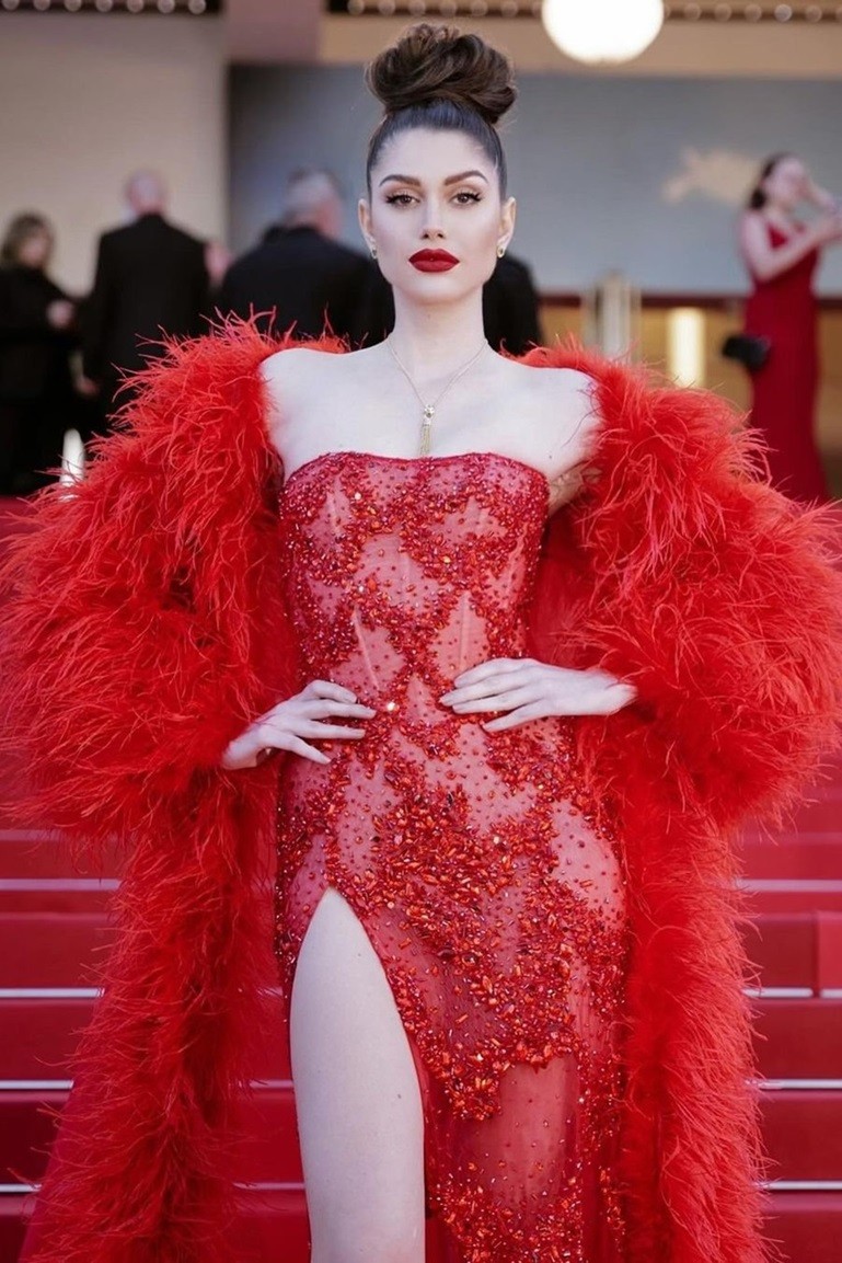 Để ghi dấu ấn giữa hàng trăm khách mời tại LHP Cannes lần thứ 77, Hoa hậu Isabella Menin diện mẫu đầm dạ hội xẻ cao, kết hợp áo choàng đính lông vũ do NTK Lê Thanh Hòa sáng tạo. Nhà mốt Việt cho biết, đội ngũ của anh tốn hơn 300 giờ làm việc để hoàn thiện tác phẩm này, trong đó phức tạp nhất là công đoạn đính kết tỉ mỉ trên nền chất liệu xuyên thấu. Để ghi dấu ấn giữa hàng trăm khách mời tại LHP Cannes lần thứ 77, Hoa hậu Isabella Menin diện mẫu đầm dạ hội xẻ cao, kết hợp áo choàng đính lông vũ do NTK Lê Thanh Hòa sáng tạo. Nhà mốt Việt cho biết, đội ngũ của anh tốn hơn 300 giờ làm việc để hoàn thiện tác phẩm này, trong đó phức tạp nhất là công đoạn đính kết tỉ mỉ trên nền chất liệu xuyên thấu.