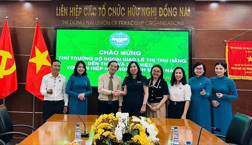 Thứ trưởng Bộ Ngoại giao Lê Thị Thu Hằng làm việc tại Đồng Nai Thứ trưởng Bộ Ngoại giao Lê Thị Thu Hằng làm việc tại Đồng Nai