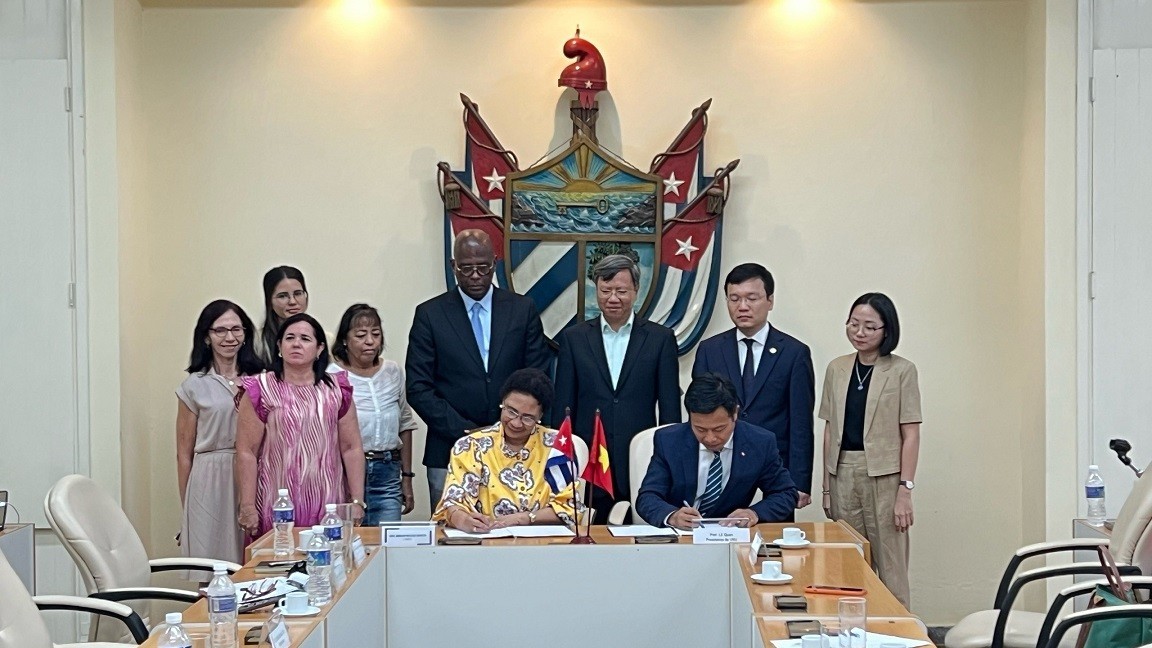 Thúc đẩy hợp tác giáo dục giữa hai trường đại học hàng đầu Việt Nam và Cuba