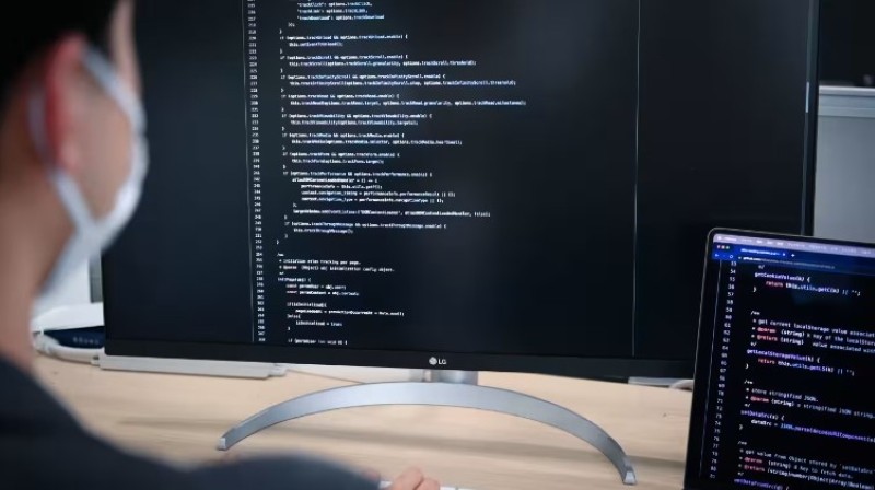 Các doanh nghiệp châu Á phải chuyển từ việc chỉ tập trung vào việc đẩy lùi tin tặc sang ưu tiên nâng cao nhận thức và đào tạo nhân viên. (Ảnh của Suzu Takahashi)