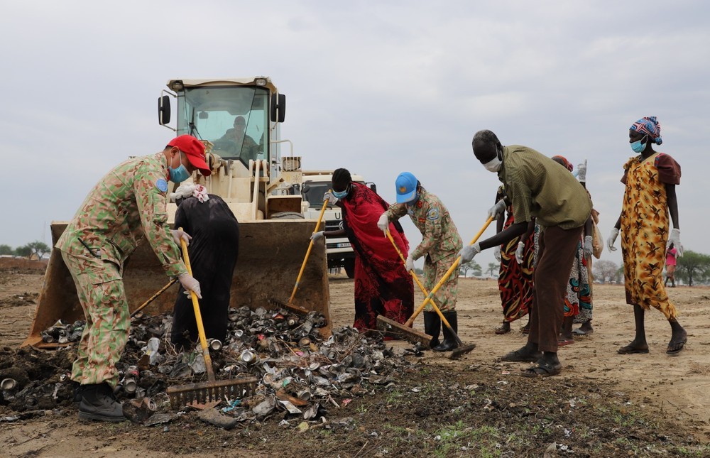 Lính mũ nồi xanh Việt Nam hưởng ứng Ngày Môi trường thế giới (5/6) Lính mũ nồi xanh Việt Nam hưởng ứng Ngày Môi trường thế giới (5/6)
