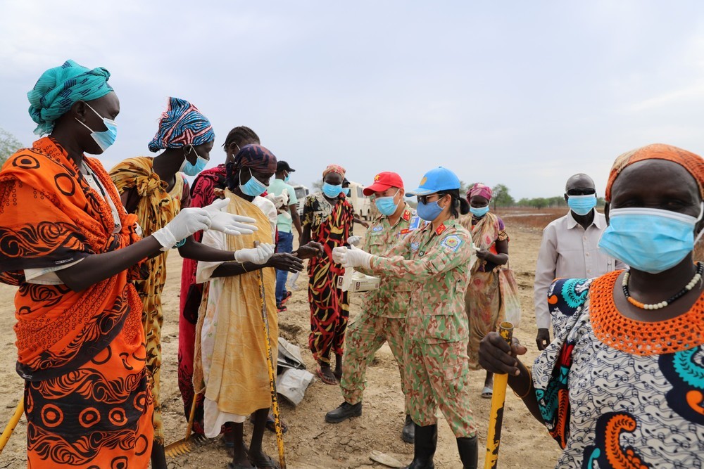 Lính mũ nồi xanh Việt Nam hưởng ứng Ngày Môi trường thế giới (5/6) Lính mũ nồi xanh Việt Nam hưởng ứng Ngày Môi trường thế giới (5/6)