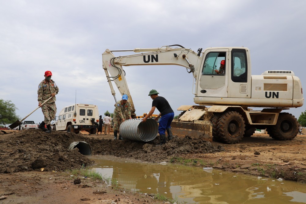 Lính mũ nồi xanh Việt Nam hưởng ứng Ngày Môi trường thế giới (5/6) Lính mũ nồi xanh Việt Nam hưởng ứng Ngày Môi trường thế giới (5/6)