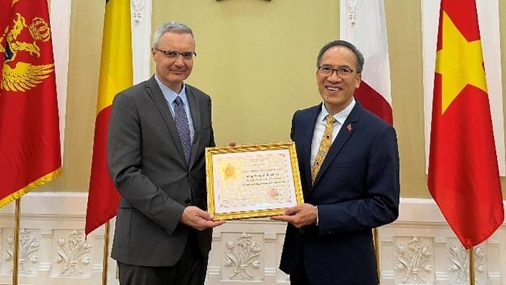 Trao Kỷ niệm chương Vì sự nghiệp tư pháp tặng Đại sứ Nicolas Warnery