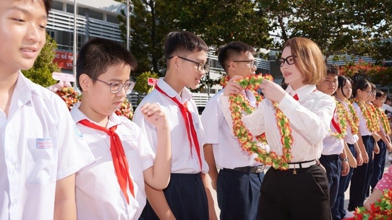 Hình ảnh Lý Nhã Kỳ đeo khăn quàng đỏ, thăm trường cũ, tặng học bổng cho các em học sinh