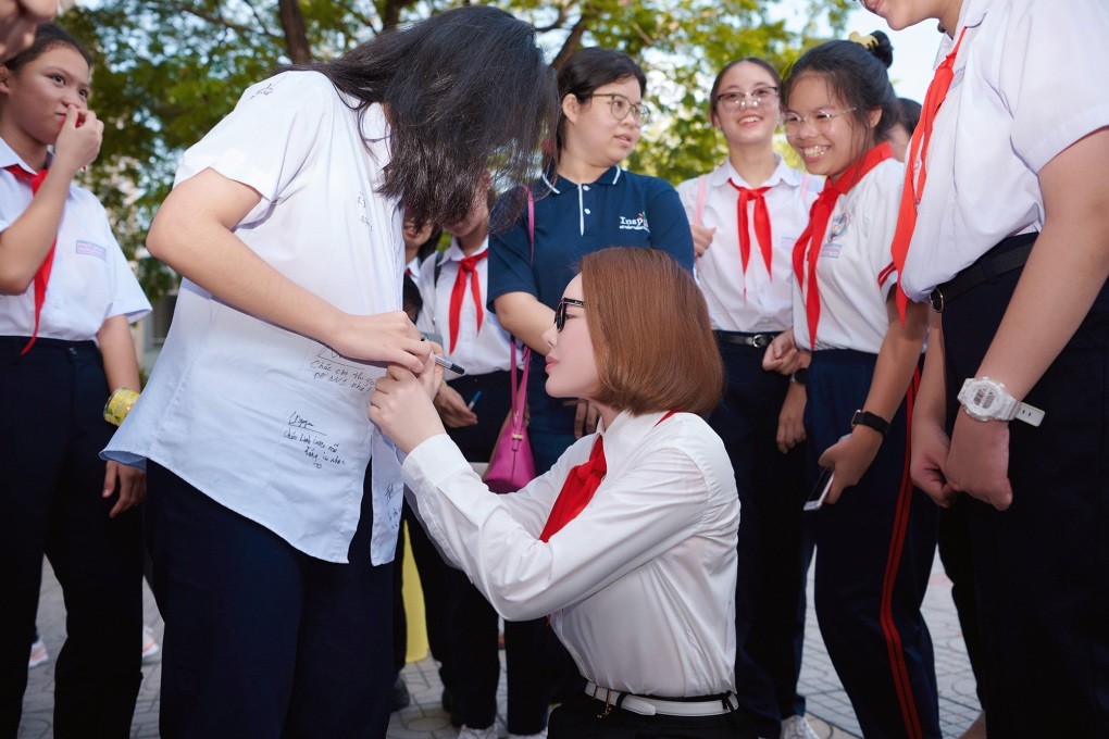 Lý Nhã Kỳ về thăm trường cũ, tặng học bổng cho các em học sinh