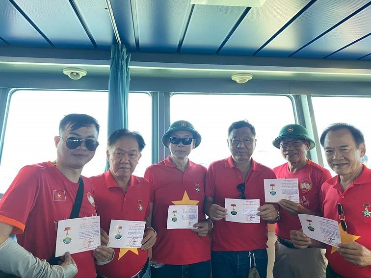 Kiều bào cùng Đoàn công tác của Ủy ban Trung ương Mặt trận Tổ quốc Việt Nam thăm huyện đảo Trường Sa, Nhà giàn DK1 Kiều bào cùng Đoàn công tác của Ủy ban Trung ương Mặt trận Tổ quốc Việt Nam thăm huyện đảo Trường Sa, Nhà giàn DK1