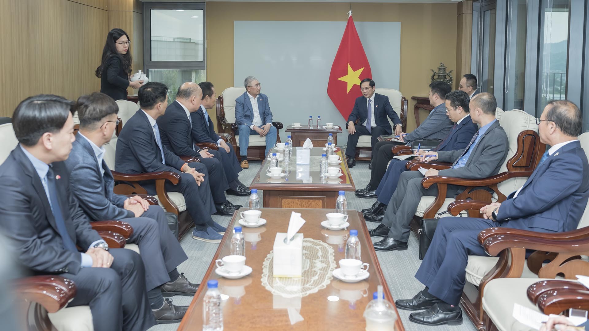 Bộ trưởng Ngoại giao Bùi Thanh Sơn tiếp Chủ tịch Hội hữu nghị Hàn Quốc-Việt Nam Lee Shin Jae. (Nguồn: BNG) Bộ trưởng Ngoại giao Bùi Thanh Sơn tiếp Chủ tịch Hội hữu nghị Hàn Quốc-Việt Nam Lee Shin Jae. (Nguồn: BNG)