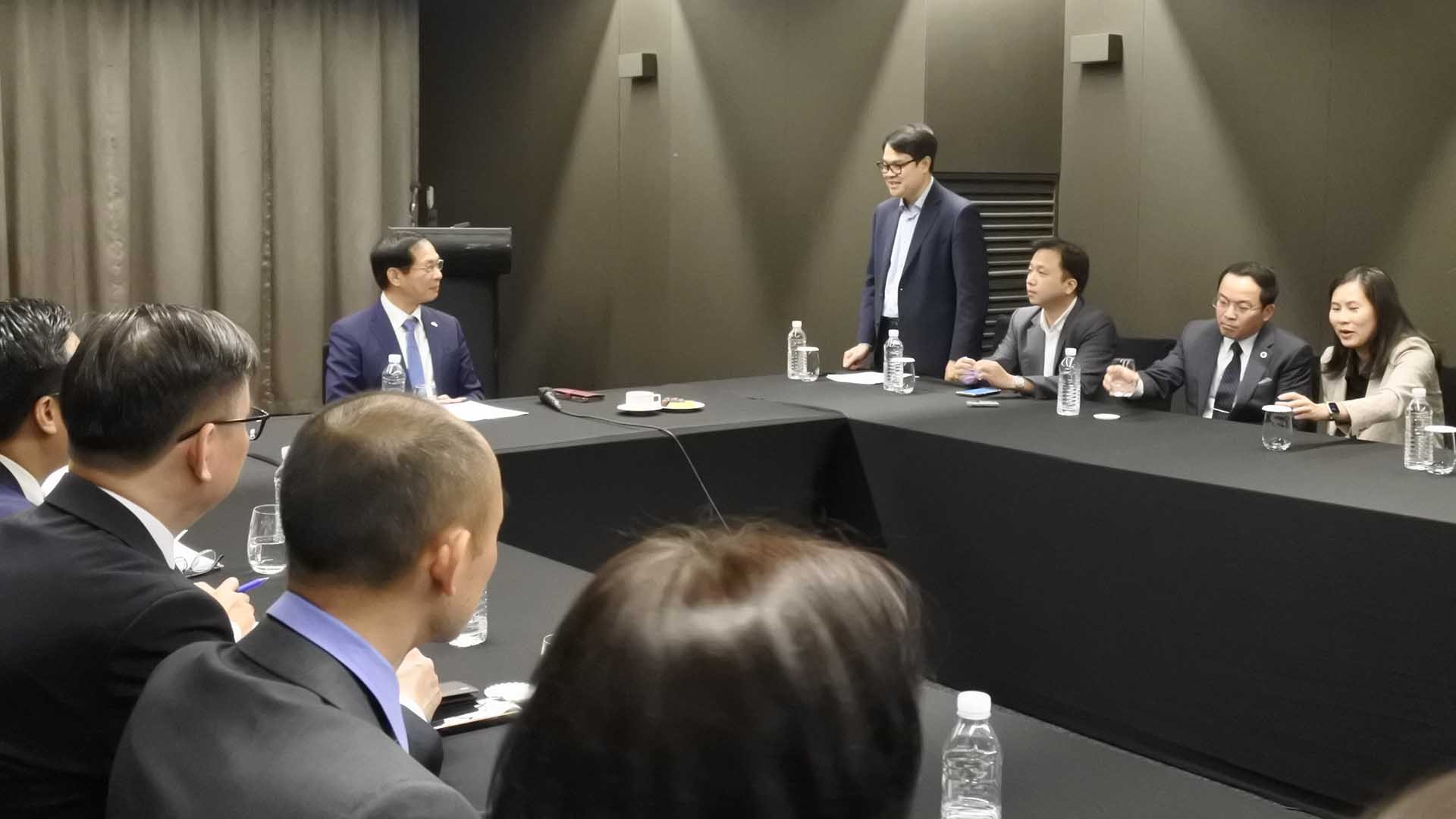 Bộ trưởng Ngoại giao Bùi Thanh Sơn tọa đàm cùng Nhóm trí thức, nhà khoa học trẻ Việt Nam tại Hàn Quốc.