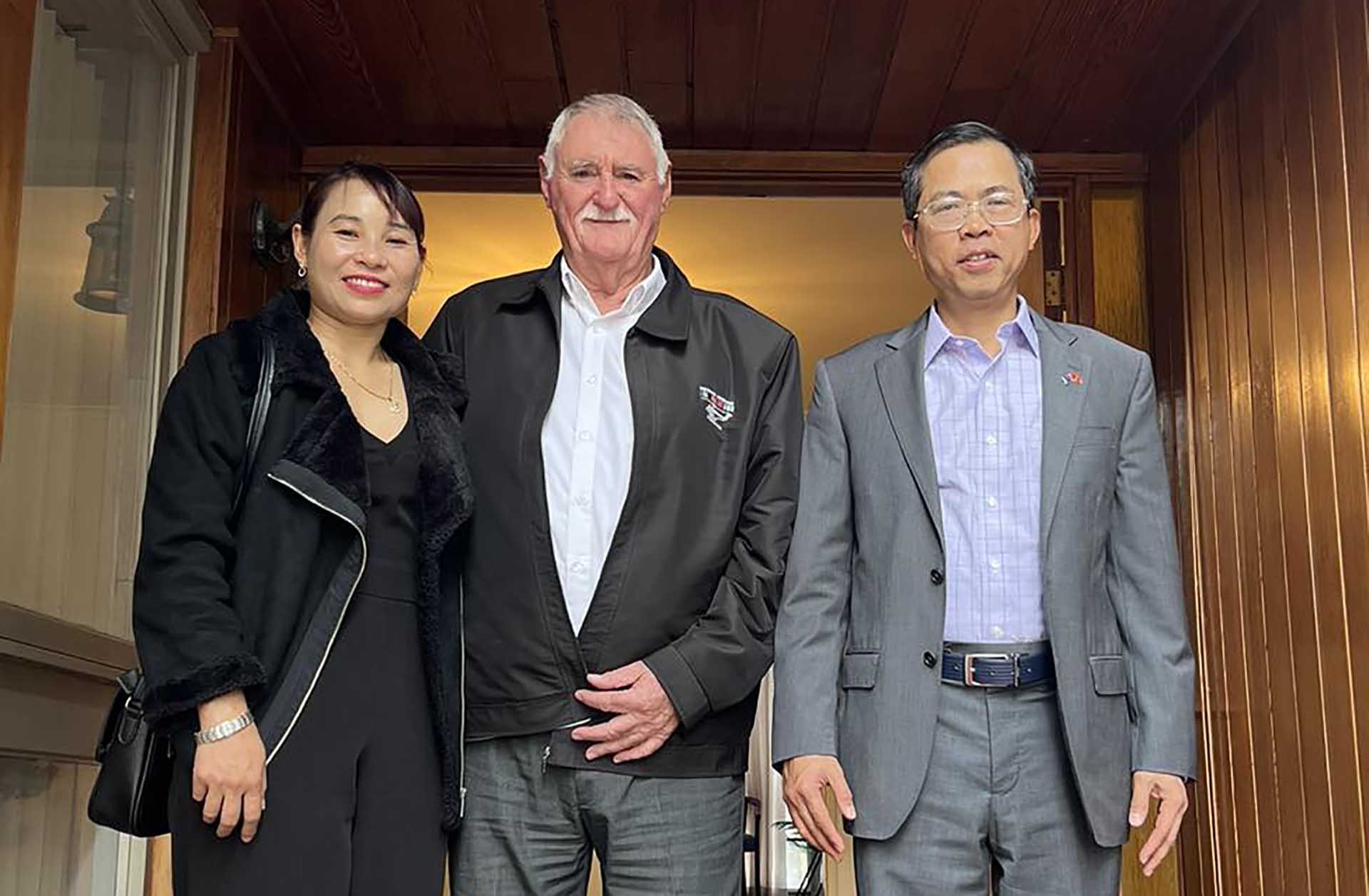 Đại sứ Phạm Hùng Tâm tiếp ông John Bryant, cựu binh Australia. Đại sứ Phạm Hùng Tâm tiếp ông John Bryant, cựu binh Australia.