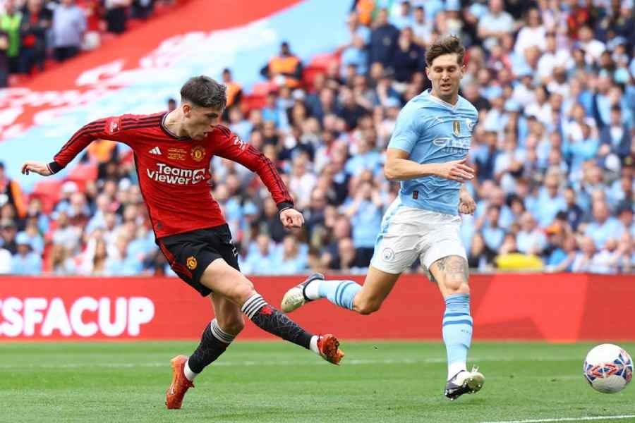 Alejandro Garnacho (áo đỏ) ghi bàn thắng vào lưới Man City trong trận chung kết FA Cup tại sânWembley. (Nguồn: Reuters)