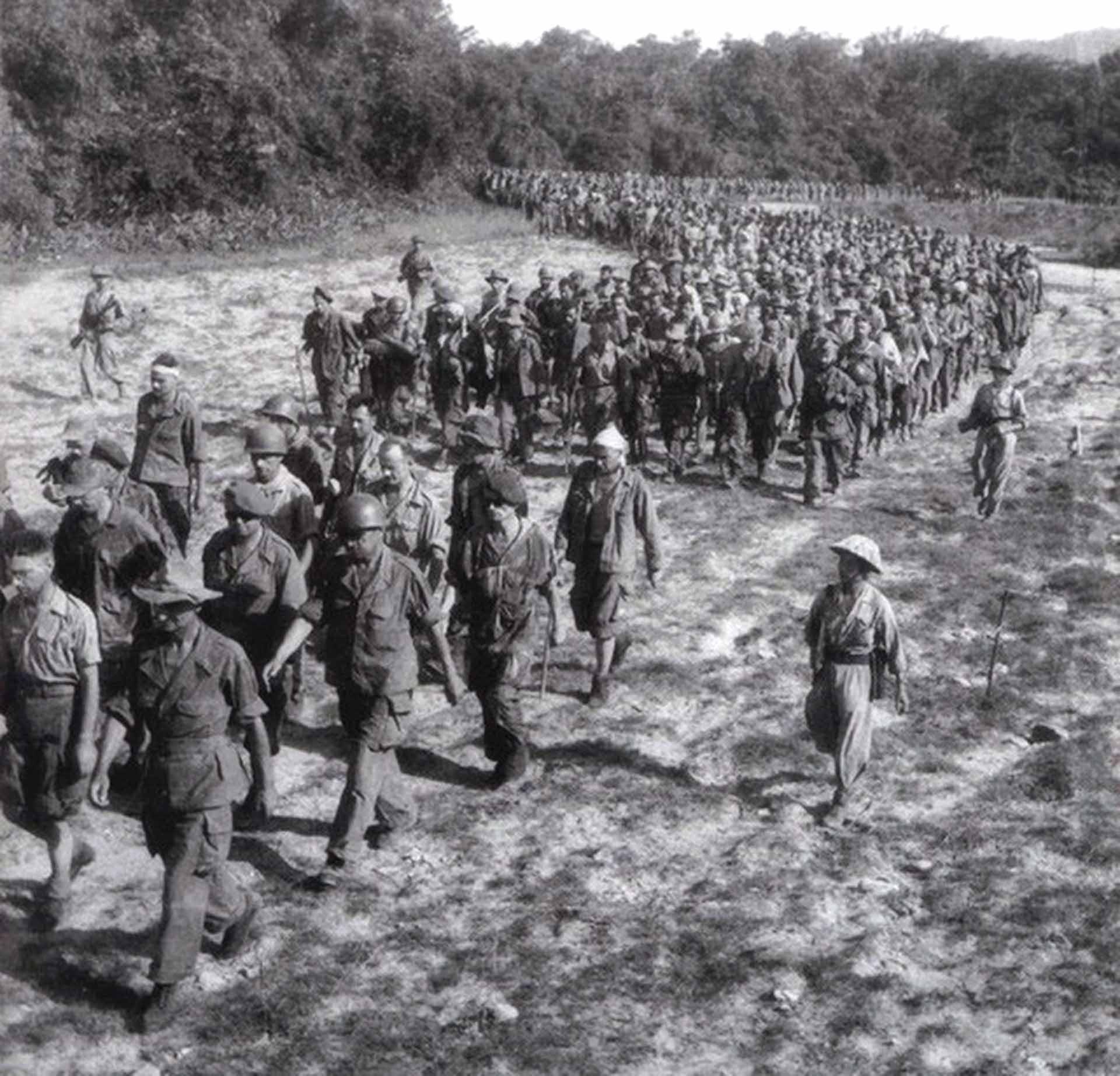 Dẫn giải tù binh Pháp. (Ảnh: Triệu Đại) Dẫn giải tù binh Pháp. (Ảnh: Triệu Đại)