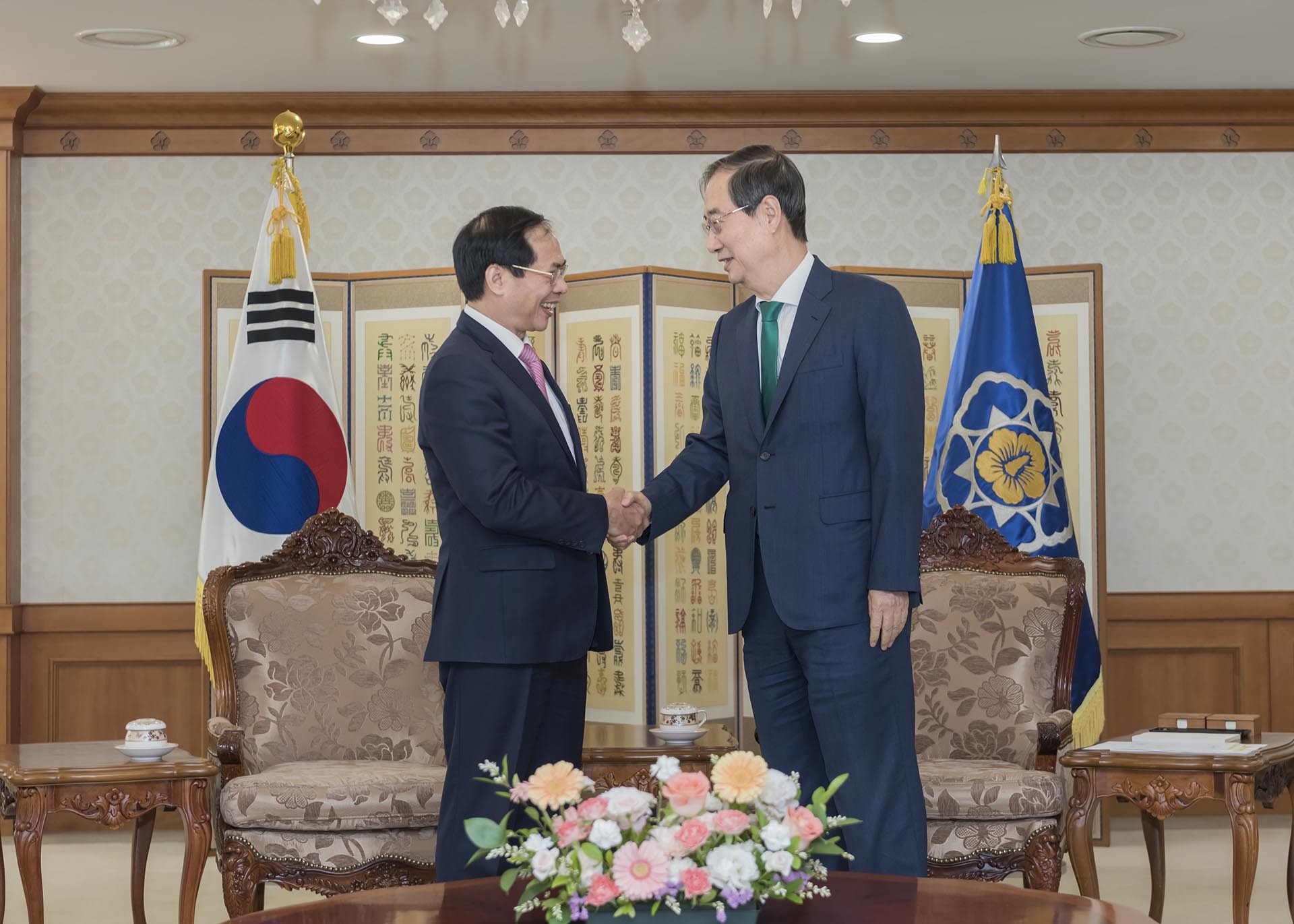 Bộ trưởng Ngoại giao Bùi Thanh Sơn hội kiến Thủ tướng Hàn Quốc Han Duck Soo Bộ trưởng Ngoại giao Bùi Thanh Sơn hội kiến Thủ tướng Hàn Quốc Han Duck Soo