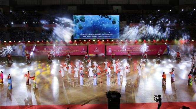 Biểu diễn nghệ thuật tại Lễ khai mạc. Ảnh: Trần Lê Lâm – TTXVN Biểu diễn nghệ thuật tại Lễ khai mạc. Ảnh: Trần Lê Lâm – TTXVN