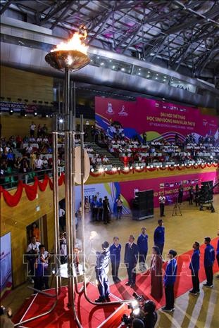 Phó Thủ tướng Chính phủ Trần Hồng Hà thực hiện nghi thức thắp sáng ngọn đuốc của Đại hội thể thao học sinh Đông Nam Á lần thứ 13 tại Việt Nam. Ảnh: Trần Lê Lâm/TTXVN Phó Thủ tướng Chính phủ Trần Hồng Hà thực hiện nghi thức thắp sáng ngọn đuốc của Đại hội thể thao học sinh Đông Nam Á lần thứ 13 tại Việt Nam. Ảnh: Trần Lê Lâm/TTXVN