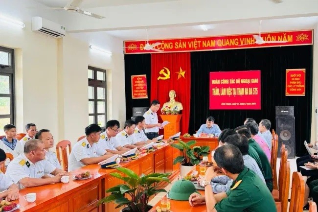 Thứ trưởng Thường trực Nguyễn Minh Vũ thăm và làm việc với Trung đoàn 451, Bộ Tư lệnh Vùng 4 Hải quân, Bình Thuận Thứ trưởng Thường trực Nguyễn Minh Vũ thăm và làm việc với Trung đoàn 451, Bộ Tư lệnh Vùng 4 Hải quân, Bình Thuận