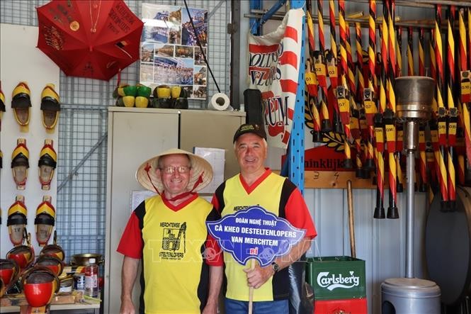 Các nghệ sĩ cà kheo Merchtem trước khi sang Việt Nam biểu diễn tại Festival Huế 2024.