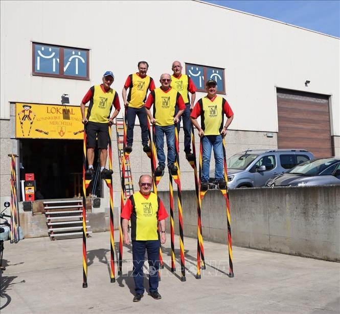 Các nghệ sĩ cà kheo Merchtem trước khi sang Việt Nam biểu diễn tại Festival Huế 2024.