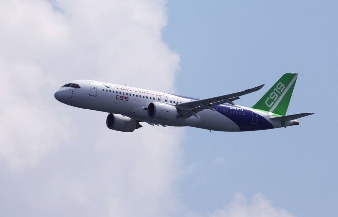 Máy bay C919 của Comac bay trình diễn tại Singapore, trước thềm Triển lãm Hàng không Singapore hôm 18/2. Ảnh: Reuters Máy bay C919 của Comac bay trình diễn tại Singapore, trước thềm Triển lãm Hàng không Singapore hôm 18/2. Ảnh: Reuters