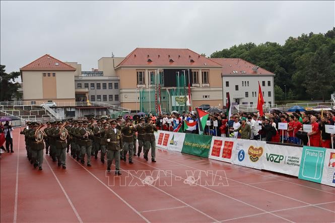 Cộng đồng người Việt tham gia giải bóng đá giao hữu giữa các cộng đồng sắc tộc tại Czech. Toàn cảnh lễ khai mạc giải bóng đá giao lưu giữa các cộng đồng tại Séc do Thượng viện Séc bảo trợ.
